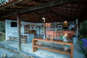 a kitchen in a house with a table and a stove at Sítio Nicolau - Maravilhoso sítio nas Montanhas em Domingos Martins! in Domingos Martins