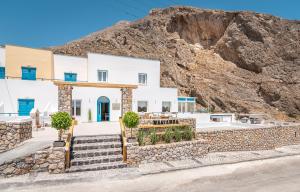 a building with a mountain in the background at Marianna Hotel in Perissa