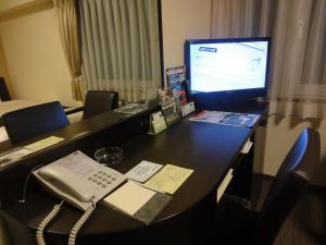 Televisyen dan/atau pusat hiburan di Hotel Route-Inn Yokohama Bashamichi