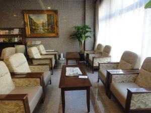 Ruang duduk di Hotel Route-Inn Yokohama Bashamichi