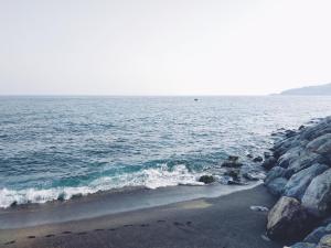 uma praia com uma costa rochosa e o oceano em CHINASOL Low Cost em Almuñécar