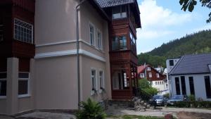 ein Haus mit einem Balkon an der Seite in der Unterkunft Apartament FRIKO in Karpacz