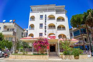un edificio blanco alto con un cartel de venta. en AKSEL BUTİK OTEL, en Aydın