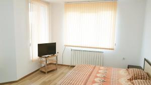 TV a/nebo společenská místnost v ubytování Kirovi House - guest rooms