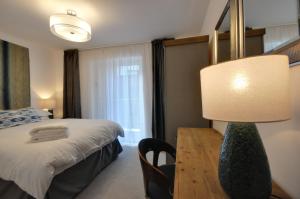 ボーンマスにあるEast Coastのベッドルーム1室(ベッド1台、ランプ付きテーブル付)