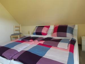 Una cama con dos almohadas encima. en Ferienhaus Maag, en Attendorn