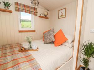 a small bedroom with a bed in a tiny house at Marches Way in Rhayader