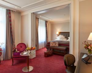 una camera d'albergo con letto e specchio di The Dufour by Hotel Schweizerhof Zürich a Zurigo