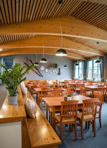 A restaurant or other place to eat at JUFA Hotel Eisenerzer Ramsau