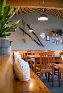 A seating area at JUFA Hotel Eisenerzer Ramsau