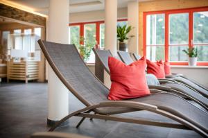 A seating area at JUFA Hotel Eisenerzer Ramsau