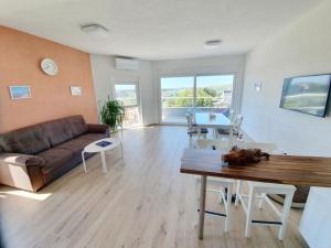 ein Wohnzimmer mit einem Sofa und einem Tisch in der Unterkunft Villa Medulina - Apartment Ocean View in Medulin