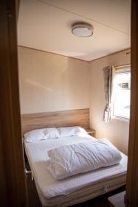 Ein Bett oder Betten in einem Zimmer der Unterkunft Devon Cliffs Holiday Home