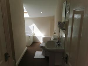 A bathroom at Town House B & B 