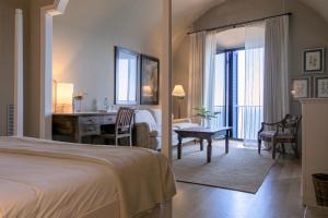 ein Hotelzimmer mit einem Bett und einem Schreibtisch in der Unterkunft El Far Hotel Restaurant in Llafranc