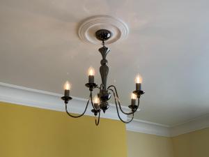 um candelabro pendurado num tecto num quarto em Chiltern Holiday apartments em Whitby