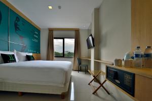 Voodi või voodid majutusasutuse Zodiak MT Haryono by KAGUM Hotels toas