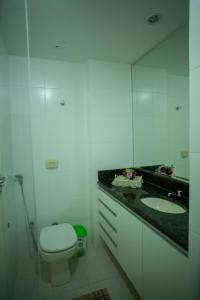 ein Badezimmer mit Toilette und Waschbecken in der Unterkunft Suíte Guarapari - 3 quartos na Praia das Virtudes in Guarapari