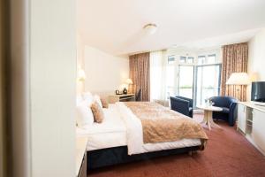 Postel nebo postele na pokoji v ubytování Hotel Traube Rüdesheim + 37 fotografií