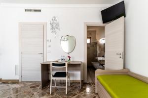 TV a/nebo společenská místnost v ubytování Le Calette Rooms - Puglia Mia Apartments