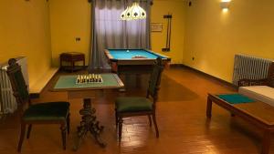 a room with a ping pong table and a pool table at Quinta do Prado Verde in Vilar Formoso