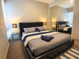 Tempat tidur dalam kamar di Maylands Boutique Apartments