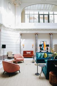 duży salon z kanapami i krzesłami w obiekcie Hotel FRANQ w Antwerpii
