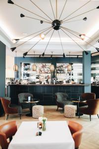 restauracja ze stołami i krzesłami oraz bar w obiekcie Hotel FRANQ w Antwerpii