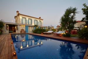Bazén v ubytování Alakapi Hotel & Villas nebo v jeho okolí