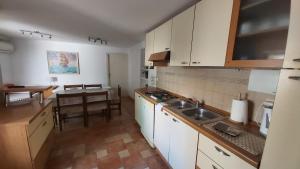Η κουζίνα ή μικρή κουζίνα στο Apartment Uskok