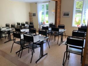 ein Klassenzimmer mit Tischen und Stühlen in einem Raum in der Unterkunft Evedals Vandrarhem Växjö in Växjö