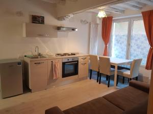 uma cozinha e sala de jantar com uma mesa e uma mesa e cadeiras em golden place em Veneza