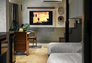 Télévision ou salle de divertissement dans l'établissement B House 49 Bangkok