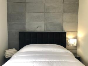 Un pat sau paturi într-o cameră la Apartamenty Platinex