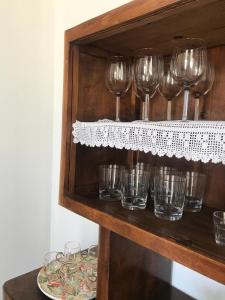 un gruppo di bicchieri da vino seduti su uno scaffale di appartamento Vintage a Torrenova