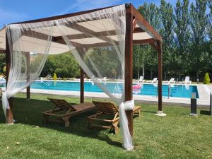 Bazén v ubytování Hotel rural Finca Vivaldi Nature & Spa nebo v jeho okolí