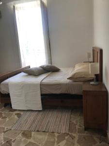 una camera da letto con un grande letto e una finestra di appartamento Vintage a Torrenova
