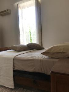 un letto con cuscini in una camera da letto con finestra di appartamento Vintage a Torrenova