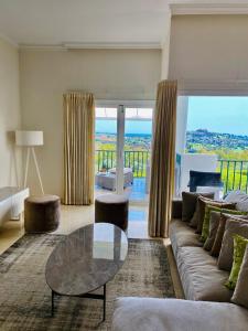 Posezení v ubytování LUXURY 3 BEDROOM HOUSE AT LA QUINTA GOLF COURSE OCEAN and MOUNTAIN VIEW
