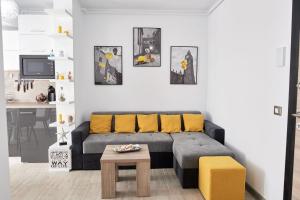 sala de estar con sofá y mesa en Aba Luxury Studio Spa n Pool Beach resort, en Mamaia Nord – Năvodari