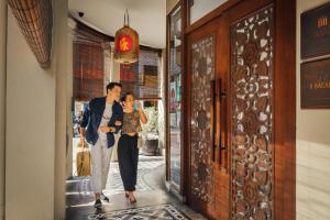 Un uomo e una donna che camminano per strada di Campbell House a George Town