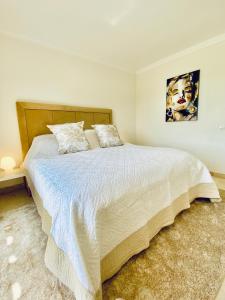 Кровать или кровати в номере LUXURY 3 BEDROOM HOUSE AT LA QUINTA GOLF COURSE OCEAN and MOUNTAIN VIEW