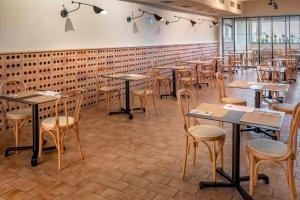 Reštaurácia alebo iné gastronomické zariadenie v ubytovaní GHT Miratge - Only Adults 18 and up