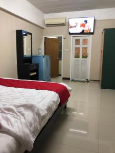 sypialnia z łóżkiem i telewizorem z płaskim ekranem w obiekcie Green place w mieście Ban Ko