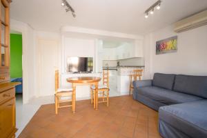 ein Wohnzimmer mit einem Sofa und einem Tisch in der Unterkunft 071 Molino Blanco Beach - Alicante Holiday in La Mata