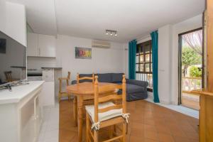 eine Küche und ein Esszimmer mit einem Tisch und Stühlen in der Unterkunft 071 Molino Blanco Beach - Alicante Holiday in La Mata
