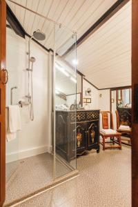 bagno con doccia in vetro e camino di Campbell House a George Town