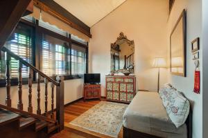 un soggiorno con letto e specchio di Campbell House a George Town