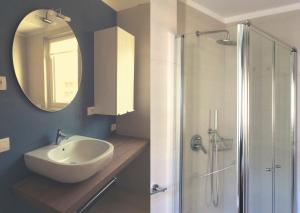 łazienka z umywalką i prysznicem z lustrem w obiekcie Amarillys Apartment and Rooms in CasaClima (climate certification) w orbole +18 zdjęć