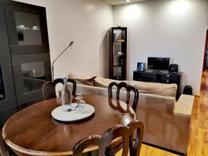 アヴェイロにあるRia de Aveiro Apartmentのリビングルーム(テーブル、椅子、ソファ付)